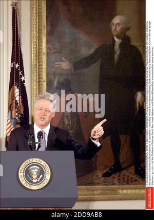 PAS DE FILM, PAS DE VIDÉO, PAS DE TV, PAS DE DOCUMENTAIRE - © CHUCK KENNEDY/KRT/ABACA. 20193-1. Washington, 09/08/2000. Le Président Clinton fait des remarques au cours de la cérémonie de la Médaille présidentielle de la liberté, le plus grand honneur civil du pays pour 15 récipiendaires -- y compris le général de l'Armée à la retraite Wesley Clark; Na à la retraite Banque D'Images