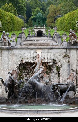 Cascade de trente marches en marbre et fontaine de Neptune, château de Linderhof, Oberbayern, Bavière, Allemagne Banque D'Images