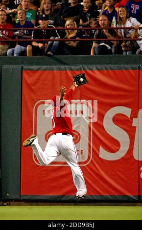 PAS DE FILM, PAS DE VIDÉO, PAS de TV, PAS DE DOCUMENTAIRE - Nelson Cruz, le fiancé de droite des Texas Rangers, fait un coup de pied sur une balle frappée par Bobby Abreu des Los Angeles Angels dans le deuxième repas au stade de baseball des Rangers à Arlington, Texas, USA, le 18 septembre 2009. Photo de Ron Jenkins/fort Worth Star-Telegram/MCT/Cameleon/ABACAPRESS.COM Banque D'Images