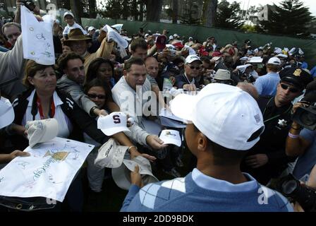 PAS DE FILM, PAS DE VIDÉO, PAS de télévision, PAS DE DOCUMENTAIRE - les fans réclament un autographe de Tiger Woods, alors qu'il part du 18e trou, lors d'un tour d'entraînement pour la coupe des présidents au parcours de golf Harding Park à San Francisco, CA, USA le 7 octobre 2009. Photo par Anda Chu/Contra Costa Times/MCT/Cameleon/ABACAPRESS.COM Banque D'Images