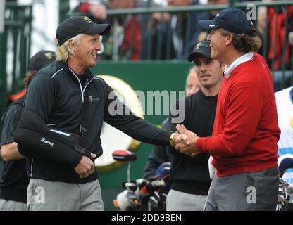 PAS DE FILM, PAS DE VIDÉO, PAS de TV, PAS DE DOCUMENTAIRE - le capitaine de l'équipe internationale Greg Norman, à droite, tremble les mains avec le membre de l'équipe américaine Phil Mickelson avant le premier tour de la coupe du Président 2009 au parcours de golf Harding Park à San Francisco, CA, USA, le 8 octobre 2009. Photo de Jose Carlos Fajardo/Contra Costa Times/MCT/Cameleon/ABACAPRESS.COM Banque D'Images