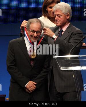 PAS DE FILM, PAS DE VIDÉO, PAS de télévision, PAS DE DOCUMENTAIRE - l'ancien président Bill Clinton présente la Médaille de la liberté 2009 au directeur Steven Spielberg au Centre de la Constitution de Philadelphie, Pennsylvanie, le jeudi 8 octobre 2009. Photo de Kesterson Laurence/Philadelphia Inquirer/MCT/ABACAPRESS.COM Banque D'Images