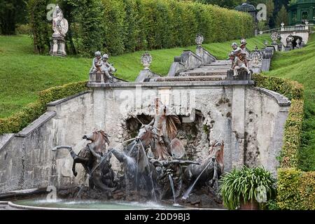 Cascade de trente marches en marbre et fontaine de Neptune, château de Linderhof, Oberbayern, Bavière, Allemagne Banque D'Images