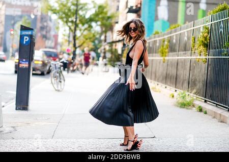 Street style, Lena Mahfouf arrivant à Ulla Johnson printemps été 2019 prêt-à-porter spectacle, tenue à Weylin Williamsburg, à New York City, NY, États-Unis, le 6 septembre 2018. Photo de Marie-Paola Bertrand-Hillion/ABACAPRESS.COM Banque D'Images