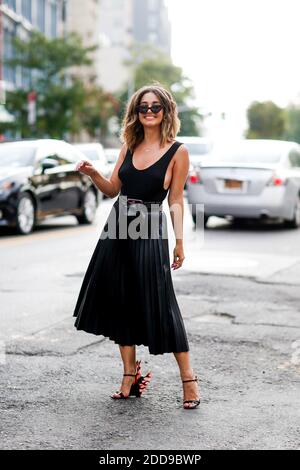 Street style, Lena Mahfouf arrivant à Ulla Johnson printemps été 2019 prêt-à-porter spectacle, tenue à Weylin Williamsburg, à New York City, NY, États-Unis, le 6 septembre 2018. Photo de Marie-Paola Bertrand-Hillion/ABACAPRESS.COM Banque D'Images