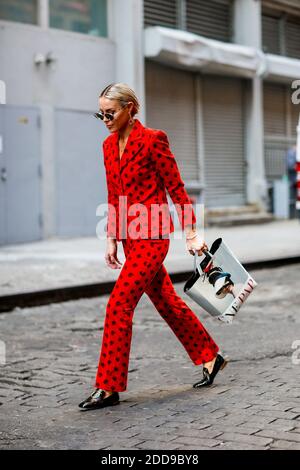 Street style, Mary Lawless Lee arrivée à Collina Strada printemps été 2019 prêt-à-porter spectacle, tenue à Mulberry Street, à New York City, NY, États-Unis, le 6 septembre 2018. Photo de Marie-Paola Bertrand-Hillion/ABACAPRESS.COM Banque D'Images