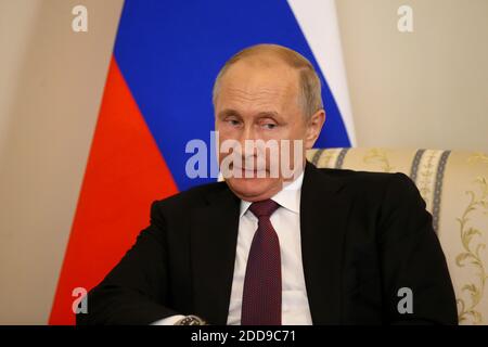 Le président russe Vladimir Poutine rencontre son homologue français au palais Konstantin de Strelna, à l'extérieur de Saint-Pétersbourg, le 24 mai 2018. Photo de Dominique Jacovides/Pool/ABACAPRESS.COM Banque D'Images