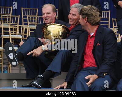 PAS DE FILM, PAS DE VIDÉO, PAS de télévision, PAS DE DOCUMENTAIRE - le capitaine de l'équipe des États-Unis Fred se couple avec ses chaussures Air Jordan pour le trophée de la coupe des présidents des États-Unis au parcours de golf Harding Park à San Francisco, CA, USA le 11 octobre 2009. Photo de Jose Carlos Fajardo/Contra Costa Times/MCT/ABACAPRESS.COM Banque D'Images