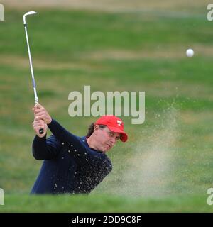 PAS DE FILM, PAS DE VIDÉO, PAS de TV, PAS DE DOCUMENTAIRE - Phil Mickelson, membre de l'équipe des États-Unis, sort du bunker sur le 14ème trou lors de la dernière partie de la coupe des présidents 2009 au parcours de golf Harding Park à San Francisco, CA, USA le 11 octobre 2009. Photo de Jose Carlos Fajardo/Contra Costa Times/MCT/ABACAPRESS.COM Banque D'Images