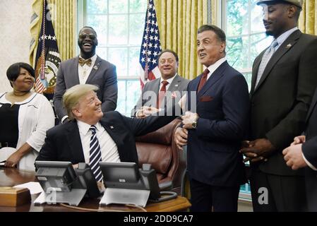 LE président AMÉRICAIN Donald Trump reconnaît l'acteur Sylvester Stallone après avoir signé une subvention exécutive de clémence pour l'ancien champion de poids lourd Jack Johnson dans le Bureau ovale de la Maison Blanche le 24 mai 2018 à Washington. Photo par Olivier Douliery/Abaca Press Banque D'Images