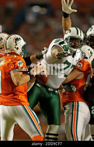 PAS DE FILM, PAS DE VIDÉO, PAS de TV, PAS DE DOCUMENTAIRE - New York Jets défensive attach Kris Jenkins (77) manque Miami Dolphins quarterback Chad Henne (7) sur une ruée de pass dans le premier trimestre au stade Land Shark à Miami, FL, USA le 12 octobre 2009. Photo d'Al Diaz/Miami Herald/MCT/Cameleon/ABACAPRESS.COM Banque D'Images