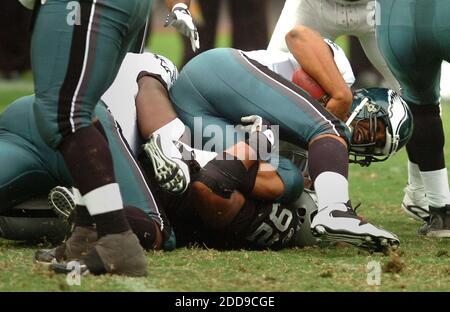 PAS DE FILM, PAS DE VIDÉO, PAS de TV, PAS DE DOCUMENTAIRE - Oakland Raiders Richard Seymour sacks Philadelphia Eagles Quarterback Donovan McNabb dans le deuxième quart au Oakland Coliseum à Oakland, CA, USA le 18 octobre 2009. Photo de Dan Honda/Contra Costa Times/MCT/Cameleon/ABACAPRESS.COM Banque D'Images