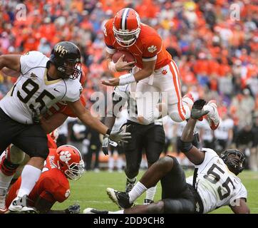 PAS DE FILM, PAS DE VIDÉO, PAS de TV, PAS DE DOCUMENTAIRE - quartier Clemson Kyle Parker (No 11) dépasse la fin défensive de Wake Forest Tristan Dorty (No 55) et Wake Forest Freshman défensif attach Ramon Booi (No 95) pour un touchdown lors de l'action du deuxième trimestre au Memorial Stadium à Clemson, SC, États-Unis, le 17 octobre 2009. Clemson défait Wake Forest, 38-3. Photo de Rich Glickstein/The State/MCT/ABACAPRESS.COM Banque D'Images