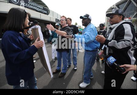 PAS DE FILM, PAS DE VIDÉO, PAS de TV, PAS DE DOCUMENTAIRE - les fans de Raiders disputent avec le manifestant Deniz Bolbo avant le début du match d'Oakland contre les Eagles de Philadelphie au Coliseum d'Oakland, CA, USA le 18 octobre 2009. Photo de Jose Carlos Fajardo/Contra Costa Times/MCT/Cameleon/ABACAPRESS.COM Banque D'Images