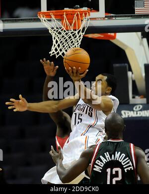 PAS DE FILM, PAS DE VIDÉO, PAS de TV, PAS DE DOCUMENTAIRE - Gerald Henderson (15) de Charlotte Bobcats passe par la défense des Milwaukee Bucks pour un tir dans la deuxième moitié de leur jeu d'exposition de pré-saison NBA à Time Warner Cable Arena à Charlotte, NC, USA le 20 octobre 2009. Photo de David T. Foster III/Charlotte observer/MCT/Cameleon/ABACAPRESS.COM Banque D'Images
