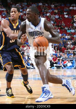 PAS DE FILM, PAS DE VIDÉO, PAS de TV, PAS DE DOCUMENTAIRE - Orlando Magic Forward Brandon Bass (30) s'oppose à l'Indiana Pacers Forward Danny Granger (33) lors de la victoire de la magie en 117-87 dans un match de pré-saison de la NBA à Amway Arena à Orlando, FL, USA le 21 octobre 2009. Orlando Magic a gagné 117-87. Photo de Gary W. Green/Orlando Sentinel/MCT/ABACAPRESS.COM Banque D'Images