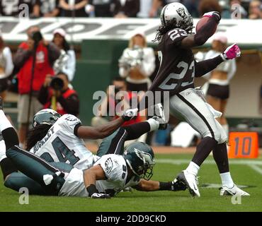 PAS DE FILM, PAS DE VIDÉO, PAS de TV, PAS DE DOCUMENTAIRE - Philadelphia Eagless' Eldra Buckley fait tomber Oakland Raiderss' Jonathan Holland dans le premier trimestre à Oakland Coliseum à Oakland, CA, Etats-Unis le 18 octobre 2009. Photo de Dan Honda/Contra Costa Times/MCT/Cameleon/ABACAPRESS.COM Banque D'Images