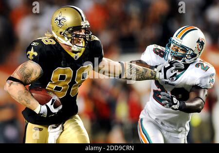 PAS DE FILM, PAS DE VIDÉO, PAS de TV, PAS DE DOCUMENTAIRE - New Orleans Saints Tight End Jeremy Shockey, à gauche, les armes rigides Miami Dolphins défenseur Gibril Wilson sur un long jeu dans le quatrième trimestre. Les Saints ont battu les dauphins, 46-34, au stade Land Shark à Miami, FL, USA, le 25 octobre 2009. Photo de Robert Duyos/Sun Sentinel/MCT/Cameleon/ABACAPRESS.COM Banque D'Images