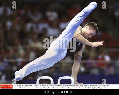 PAS DE FILM, PAS DE VIDÉO, PAS DE TV, PAS DE DOCUMENTAIRE - © JULIAN H. GONZALEZ/KRT/ABACA. 20785-1. Sydney-Australie, 20/9/2000. Alexei Nemov, de Russie, joue sur le cheval de pommel. Nemov a remporté la médaille d'or de la finale de gymnastique masculine aux Jeux Olympiques de Sydney en 2000. Banque D'Images