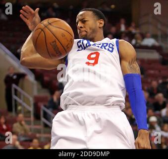 PAS DE FILM, PAS DE VIDÉO, PAS de TV, PAS DE DOCUMENTAIRE - les Philadelphia 76ers Andre Iguodala dounks contre les filets du New Jersey lors de l'action du premier trimestre au Wachovia Center à Philadelphie, PA, Etats-Unis le 6 novembre 2009. Les Sixers ont vaincu les filets, 97-94. Photo de Steven M. Falk/Philadelphia Daily News/MCT/Cameleon/ABACAPRESS.COM Banque D'Images