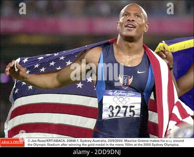 PAS DE FILM, PAS DE VIDÉO, PAS DE TV, PAS DE DOCUMENTAIRE - © JOE ROSSI/KRT/ABACA. 20848-1. Sydney-Australie, 23/9/2000. Maurice Greene fait le tour du stade olympique après avoir remporté la médaille d'or au 100m de la mens aux Jeux Olympiques de Sydney en 2000. Banque D'Images