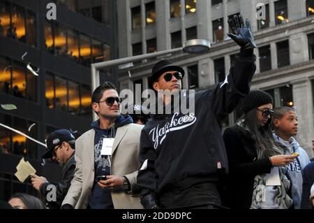 PAS DE FILM, PAS DE VIDÉO, PAS de TV, PAS DE DOCUMENTAIRE - New York Yankees troisième baseman Alex Rodriguez, à droite, vagues à des fans le long de la route de parade sur Broadway à New York City, NY, Etats-Unis alors que la ville célébrait le 27e championnat de la série mondiale des Yankees le 6 novembre 2009. Photo de James Carbone/Newsday/MCT/Cameleon/ABACAPRESS.COM Banque D'Images