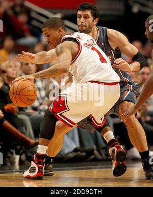 PAS DE FILM, PAS DE VIDÉO, PAS de TV, PAS DE DOCUMENTAIRE - Chicago Bulls Derrick Rose dribbles le ballon loin de Charlotte Bobcats Vladimir Radmanovic pendant le quatrième trimestre de leur match au United Center à Chicago, il, USA le 7 novembre 2009. Photo de Nuccio DiNuzzo/Chicago Tribune/MCT/Cameleon/ABACAPRESS.COM Banque D'Images