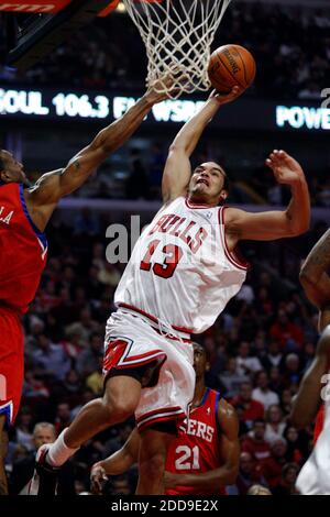 PAS DE FILM, PAS DE VIDÉO, PAS de TV, PAS DE DOCUMENTAIRE - Chicago Bulls Forward Joakim Noah va pour une punk dans la première moitié de la pièce contre les 76ers de Philadelphie au United Center à Chicago, il, USA le 14 novembre 2009. Photo de Chris Sweda/Chicago Tribune/MCT/Cameleon/ABACAPRESS.COM Banque D'Images