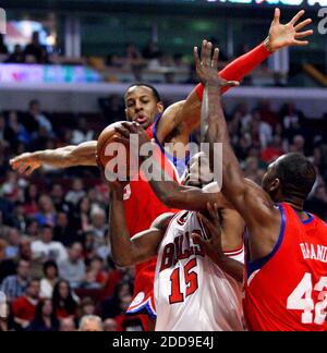 PAS DE FILM, PAS DE VIDÉO, PAS de TV, PAS DE DOCUMENTAIRE - Chicago Bulls en avant John Salmons tente d'échapper à la défense de Philadelphie 76ers Andre Iguodala (retour) et Elton Brand dans la première moitié de la pièce au United Center à Chicago, il, USA le 14 novembre 2009. Photo de Chris Sweda/Chicago Tribune/MCT/Cameleon/ABACAPRESS.COM Banque D'Images