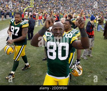 PAS DE FILM, PAS DE VIDÉO, PAS de TV, PAS DE DOCUMENTAIRE - Green Bay Packers Donald Driver remercie la foule alors qu'il quitte le terrain après une victoire de 30-24 contre les 49ers de San Francisco à Lambeau Field à Green Bay, WI, États-Unis le 22 novembre 2009. Les Packers ont battu les Niners, 30-24. Photo de Rick Wood/Milwaukee Journal Sentinel/MCT/Cameleon/ABACAPRESS.COM Banque D'Images