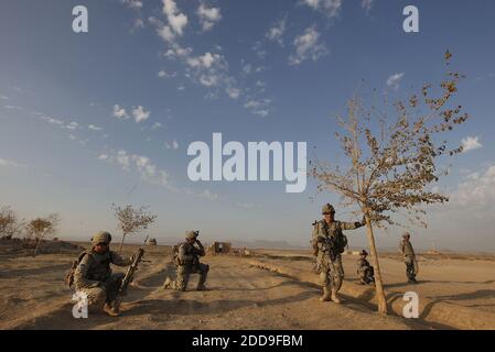 PAS DE FILM, PAS DE VIDÉO, PAS de TV, PAS DE DOCUMENTAIRE - les membres de la 82e Airborne se tiennent près de la police nationale afghane à un point de contrôle près du village de Kolk, en Afghanistan, le 21 novembre 2009. Photo par Chuck Liddy/Raleigh News & observer/MCT/ABACAPRESS.COM Banque D'Images