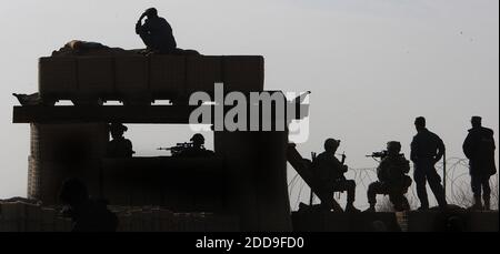 PAS DE FILM, PAS DE VIDÉO, PAS de TV, PAS DE DOCUMENTAIRE - les officiers de la police nationale afghane et les membres de la 82ème Airborne sont silhouettés comme ils se tiennent à la garde d'un bunker près du village de Kolk, Afghanistan, le 21 novembre 2009. Photo par Chuck Liddy/Raleigh News & observer/MCT/ABACAPRESS.COM Banque D'Images