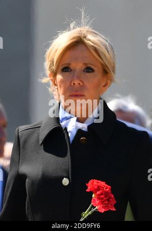 La première dame Brigitte Macron participe à une cérémonie pour déposer des fleurs au cimetière commémoratif de Piskaryovskoye, où les victimes du blocus nazi de la Seconde Guerre mondiale de ce qui était alors Leningrad sont enterrées, à Saint-Pétersbourg, le 25 mai 2018. Photo de Christian Liewig/ABACAPRESS.COM Banque D'Images