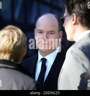 PAS DE FILM, PAS DE VIDÉO, PAS de TV, PAS DE DOCUMENTAIRE - le Prince Albert de Monaco assiste aux funérailles de sa tante Elizabeth 'Lizanne' Kelly Levine à l'église Saint Bridget à Philadelphie, Pennsylvanie, Etats-Unis le samedi 28 novembre 2009. Levine, qui est la sœur de la regrettée actrice Grace Kelly, est décédée d'un cancer mardi. Elle avait 76 ans. Photo de David Swanson/Philadelphia Inquirer/MCT/ABACAPRESS.COM Banque D'Images