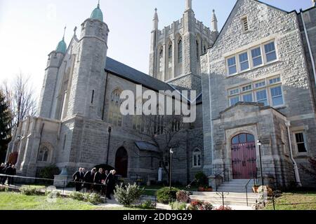 PAS DE FILM, PAS DE VIDÉO, PAS de TV, PAS DE DOCUMENTAIRE - le Prince Albert de Monaco assiste aux funérailles de sa tante Elizabeth 'Lizanne' Kelly Levine à l'église Saint Bridget à Philadelphie, Pennsylvanie, Etats-Unis le samedi 28 novembre 2009. Levine, qui est la sœur de la regrettée actrice Grace Kelly, est décédée d'un cancer mardi. Elle avait 76 ans. Photo de David Swanson/Philadelphia Inquirer/MCT/ABACAPRESS.COM Banque D'Images