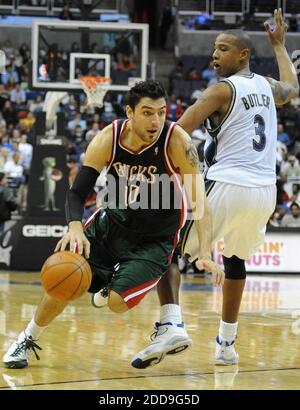 PAS DE FILM, PAS DE VIDÉO, PAS de TV, PAS DE DOCUMENTAIRE - Milwaukee Bucks avance Carlos Delfino (10) dribbles passé Washington Wizards défenseur Caron Butler pendant le deuxième trimestre au Verizon Center à Washington, DC, Etats-Unis le 2 décembre 2009. Les Wizards ont battu les Bucks, 104-102. Photo de Chuck Myers/MCT/ABACAPRESS.COM Banque D'Images
