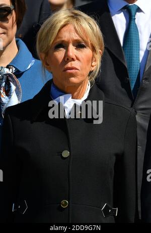 La première dame Brigitte Macron participe à une cérémonie pour déposer des fleurs au cimetière commémoratif de Piskaryovskoye, où les victimes du blocus nazi de la Seconde Guerre mondiale de ce qui était alors Leningrad sont enterrées, à Saint-Pétersbourg, le 25 mai 2018. Photo de Christian Liewig/ABACAPRESS.COM Banque D'Images