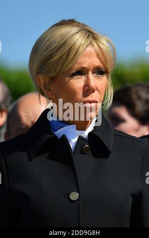 La première dame Brigitte Macron participe à une cérémonie pour déposer des fleurs au cimetière commémoratif de Piskaryovskoye, où les victimes du blocus nazi de la Seconde Guerre mondiale de ce qui était alors Leningrad sont enterrées, à Saint-Pétersbourg, le 25 mai 2018. Photo de Christian Liewig/ABACAPRESS.COM Banque D'Images