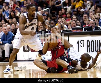 PAS DE FILM, PAS DE VIDÉO, PAS de TV, PAS DE DOCUMENTAIRE - Toronto Raptors Jarrett Jack (1) demande le temps de sortie lors d'une ruée pour le ballon avec les Washington Wizards Gilbert Arenas (0), gauche et Earl Boykins (12) pendant leur jeu joué au Verizon Center à Washington, DD, USA le 4 décembre, 2009. Toronto défait Washington 109-107. Photo de Harry E. Walker/MCT/ABACAPRESS.COM Banque D'Images