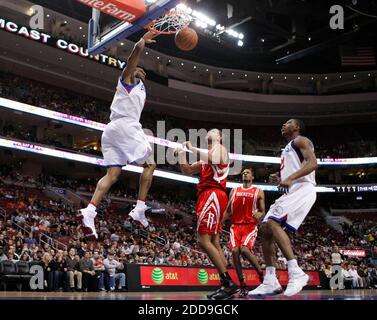 PAS DE FILM, PAS DE VIDÉO, PAS de TV, PAS DE DOCUMENTAIRE - les 76ers de Philadelphie Andre Iguodala doucks comme Shane Battier de Houston Rockets et Thaddeus Young, à droite, regarder pendant la première moitié pendant le match de basket-ball de la NBA, Houston Rockets vs Philadelphie 76ers au Wachovia Center à Philadelphie, USA le 11 décembre 2009. Houston Rockets a gagné 96-91. Photo de Ron Cortes/Philadelphia Inquirer/MCT/Cameleon/ABACAPRESS.COM Banque D'Images