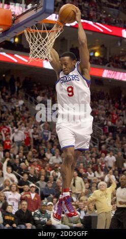 PAS DE FILM, PAS DE VIDÉO, PAS de TV, PAS DE DOCUMENTAIRE - Philadelphia André Iguodala 76ers douche le basket-ball pendant le premier trimestre contre les Denver Nuggets à Philadelphie, PA, USA le 7 décembre 2009. Photo de Yong Kim/Philadelphia Daily News/MCT/Cameleon/ABACAPRESS.COM Banque D'Images