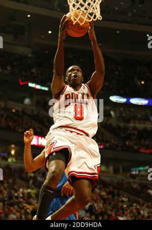 PAS DE FILM, PAS DE VIDÉO, PAS de TV, PAS DE DOCUMENTAIRE - The Chicago Bullss' Luol Deng (9) va à une mise à pied après le défenseur d'Oklahoma City Thunder Russell Westbrook pendant le deuxième trimestre au United Center à Chicago, il, USA le 4 janvier 2010. Le tonnerre battit les Bulls, 98-85. Photo de Nuccio DiNuzzo/Chicago Tribune/MCT/Cameleon/ABACAPRESS.COM Banque D'Images