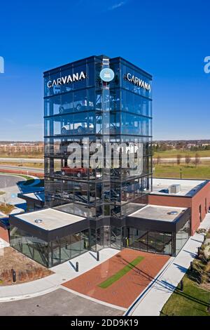 Novi, Michigan - UN distributeur automatique de voiture Carvana dans la banlieue de Detroit. Les clients achètent en ligne les voitures d'occasion de l'entreprise et peuvent les récupérer chez un car ven Banque D'Images