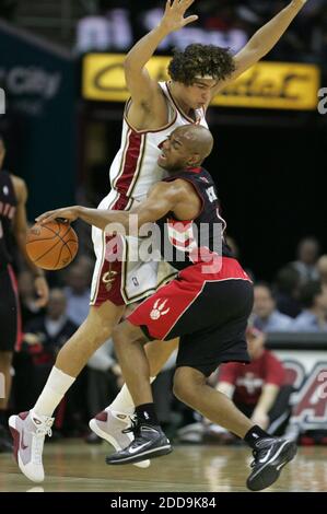 PAS DE FILM, PAS DE VIDÉO, PAS de télévision, PAS DE DOCUMENTAIRE - Anderson Varejao des Cleveland cavaliers, à gauche, défend le Jack Jarrett de Toronto Raptors lors du deuxième trimestre de l'action à la Quicken Loans Arena de Cleveland, OH, USA, le 19 janvier 2010. Les cavaliers ont battu les Raptors, 108-100. Photo de Phil Maturzo/Akron Beacon Journal/MCT/Cameleon/ABACAPRESS.COM Banque D'Images