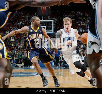 PAS DE FILM, PAS DE VIDÉO, PAS de TV, PAS DE DOCUMENTAIRE - le gardien de magie d'Orlando Jason Williams (44) conduit dans la voie contre le garde d'Indiana Pacers A.J. Price (22) lors du match à l'Amway Arena d'Orlando, FL, USA le 20 janvier 2010. La magie a vaincu les Pacers, 109-98. Photo de Gary W. Green/Orlando Sentinel/MCT/Cameleon/ABACAPRESS.COM Banque D'Images