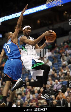 PAS DE FILM, PAS DE VIDÉO, PAS de télévision, PAS DE DOCUMENTAIRE - le Corey Brewer de Minnesota Timberwolves (22) met un coup de feu contre la défense de Russell Westbrook de Thunder d'Oklahoma City (0) dans la première moitié de l'action de la NBA au Target Center de Minneapolis, MN, USA le 20 janvier 1010. Photo de Renee Jones Schneider/Minneapolis Star Tribune/MCT/Cameleon/ABACAPRESS.COM Banque D'Images