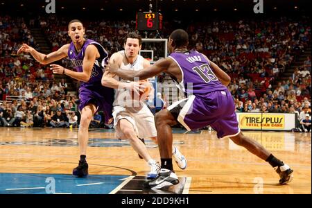 PAS DE FILM, PAS DE VIDÉO, PAS DE TV, PAS DE DOCUMENTAIRE - ORLANDO MAGIC GUARD J.J. Redick (au milieu) est fouillé par Tireke Evans de Sacramento Kings (à droite) lors du match de basketball de la NBA, Sacramento Kings vs Olando Magic à l'Amway Arena d'Orlando, en Floride, États-Unis, le 22 janvier 2010. Orlando a gagné 100-84. Photo de Gary W. Green/MCT/Cameleon/ABACAPRESS.COM Banque D'Images