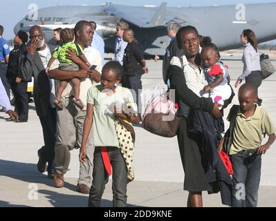 PAS DE FILM, PAS DE VIDÉO, PAS de TV, PAS DE DOCUMENTAIRE - réfugiés d'Haïti ravagé par le tremblement de terre, déchargement d'un avion de transport militaire vendredi 22 janvier 2010, à l'aéroport international Orlando-Sanford à Sanford, FL, USA. Photo de George Skene/Orlando Sentinel/MCT/ABACAPRESS.COM Banque D'Images