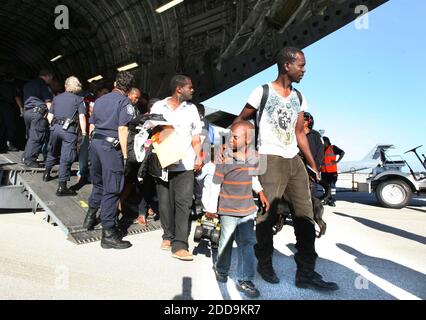 PAS DE FILM, PAS DE VIDÉO, PAS de TV, PAS DE DOCUMENTAIRE - réfugiés d'Haïti ravagé par le tremblement de terre, déchargement d'un avion de transport militaire vendredi 22 janvier 2010, à l'aéroport international Orlando-Sanford à Sanford, FL, USA. Photo de George Skene/Orlando Sentinel/MCT/ABACAPRESS.COM Banque D'Images