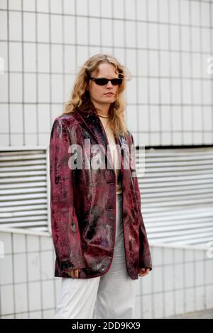 Street style, Hanne Gaby Odiele arrivant au spectacle de vêtements pour hommes de printemps-été 2019 d'acné qui s'est tenu à Bercy POPB, à Paris, en France, le 20 juin 2018. Photo de Marie-Paola Bertrand-Hillion/ABACAPRESS.COM Banque D'Images